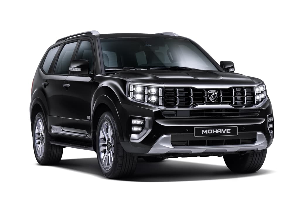 Kia Mohave черного цвета на дороге